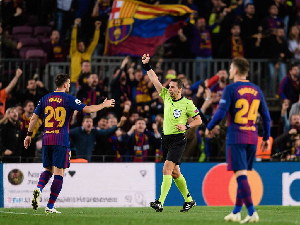 惊爆！巴萨欧冠赛场失控，主帅球员围堵裁判，申诉国米却沉默不语